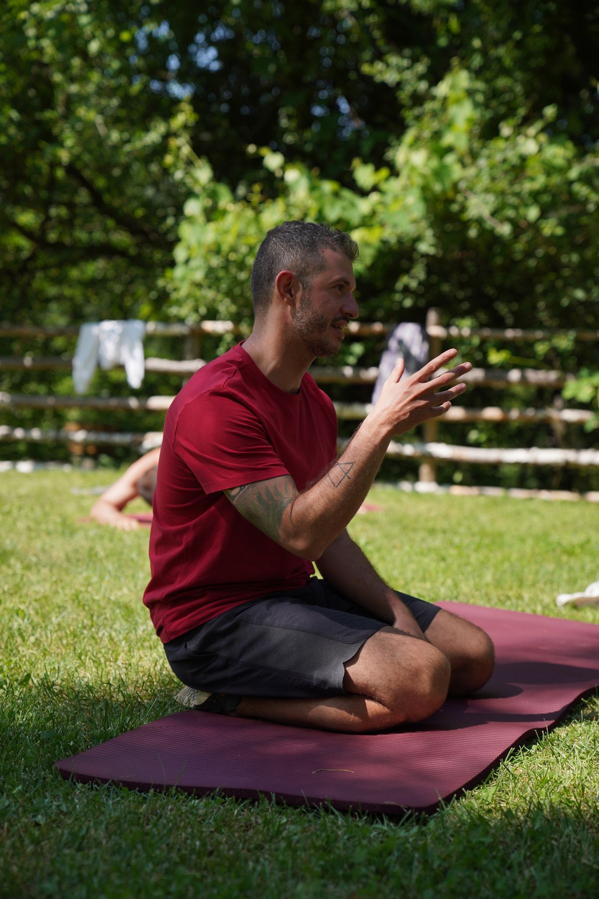 Alexandru explaining an exercise during an outdoor session