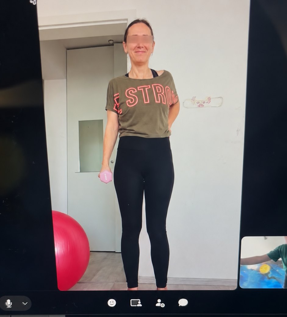 An online posture check: the client stands in front of her phone at home while Alexandru assesses her on a video call
